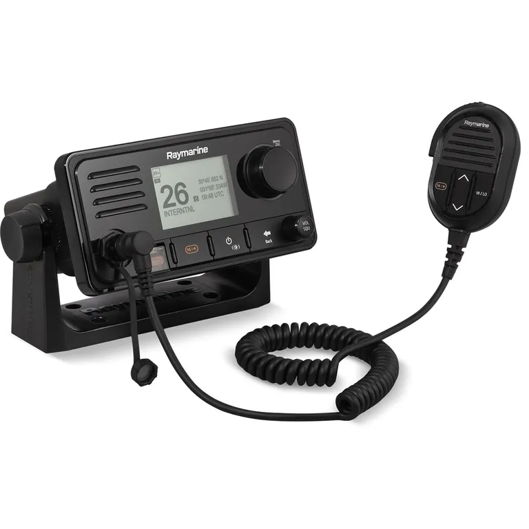 Raymarine Ray63 fastmontert VHF med DSC og kan tilkobles ekstern håndsett