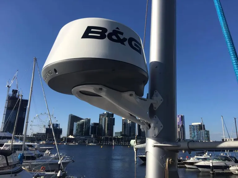 Masteplattform Broadband radarantenne hvit